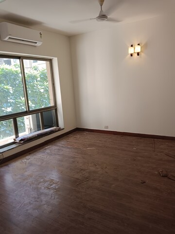 Room in 4 BHK Apartment at Central Park I, Sector 42 – for Rent