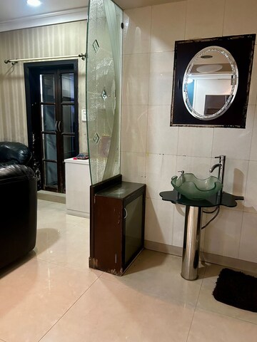 Master Bedroom in 5 BHK Apartment at Chaitya Tower, Mazgaon – for Sale