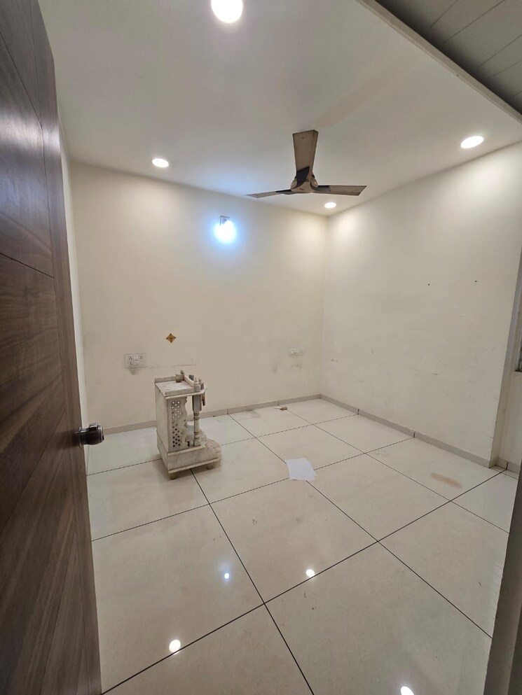 Room, harni road 3 Bedroom 1590 Sq.Ft. Apartment In Harni Road Vadodara 9277730