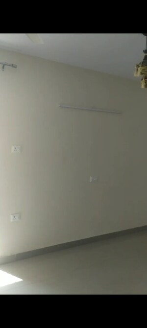 Room in 4 BHK Apartment at Proview Officer City, Raj Nagar Extension – for Rent