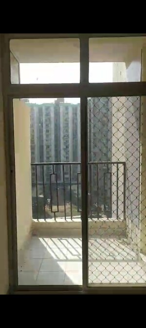 Room in 4 BHK Apartment at Proview Officer City, Raj Nagar Extension – for Rent