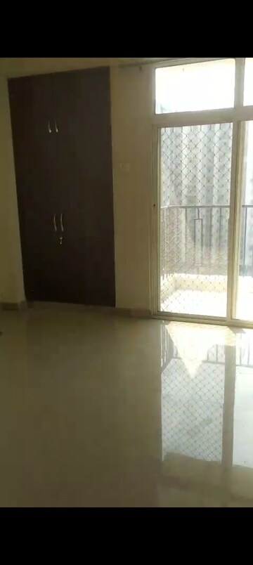 Room in 4 BHK Apartment at Proview Officer City, Raj Nagar Extension – for Rent