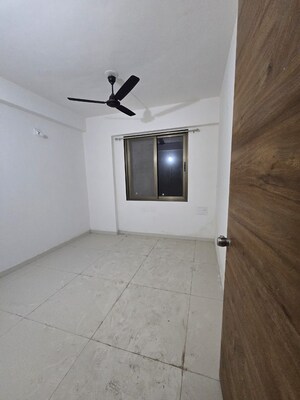 Room in 3 BHK Apartment at Sama Savli Road – for Rent