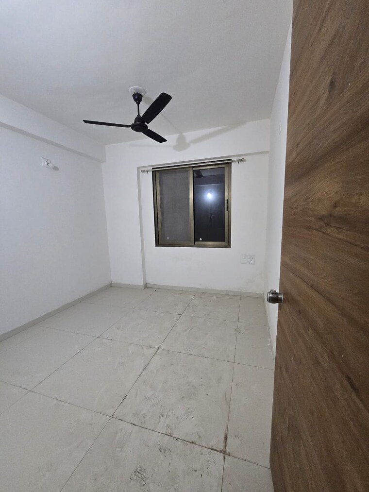 Room, sama savli road 3 Bedroom 1800 Sq.Ft. Apartment In Sama Savli Road Vadodara 9277786