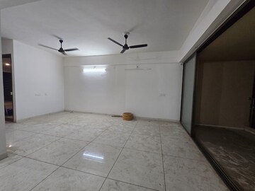 Room in 3 BHK Apartment at Sama Savli Road – for Rent