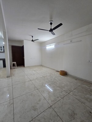 Room in 3 BHK Apartment at Sama Savli Road – for Rent