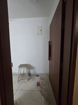 Room in 3 BHK Apartment at Sama Savli Road – for Rent