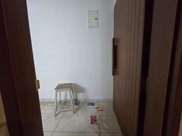 Room in 3 BHK Apartment at Sama Savli Road – for Rent
