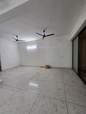 Room in 3 BHK Apartment at Sama Savli Road – for Rent