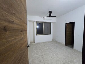 Room in 3 BHK Apartment at Sama Savli Road – for Rent