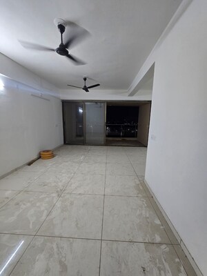 Room in 3 BHK Apartment at Sama Savli Road – for Rent
