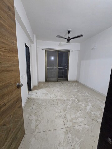 Room in 3 BHK Apartment at Sama Savli Road – for Rent
