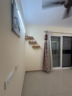 Room in 4 BHK Apartment at Kbnows Apartment, Sector 16 Greater Noida – for Sale