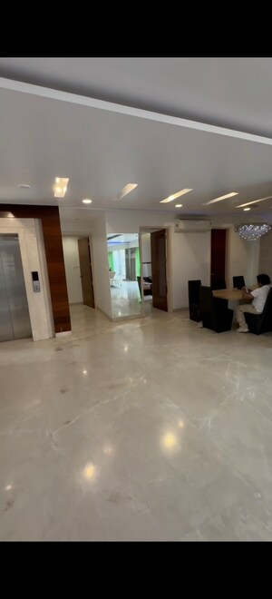 Room in 4 BHK Apartment at Transcon Flora Heights, Andheri West – for Rent