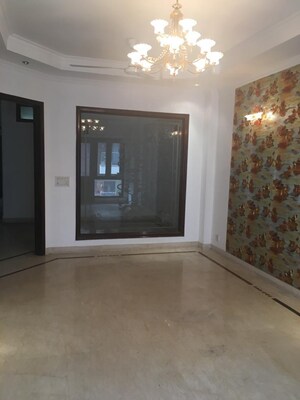 Room in 6+ BHK Independent House at Hemkunt Colony – for Rent