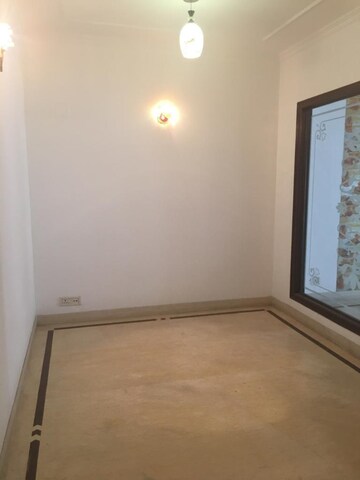 Room in 6+ BHK Independent House at Hemkunt Colony – for Rent