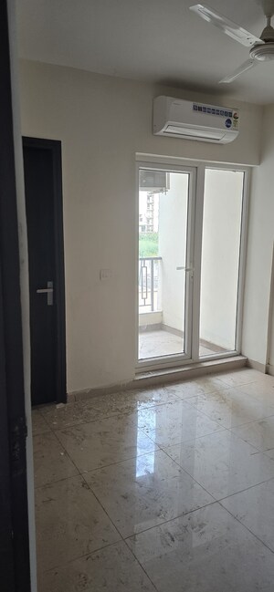 Room in 3 BHK Apartment at Breez Flora Avenue 33, Sohna Sector 33 – for Rent