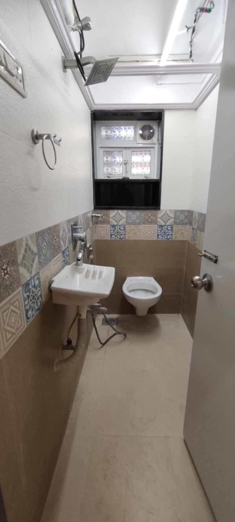 Bathroom, silver-apartments-prabhadevi 1 Bedroom 500 Sq.Ft. Apartment In Prabhadevi Mumbai 9278143