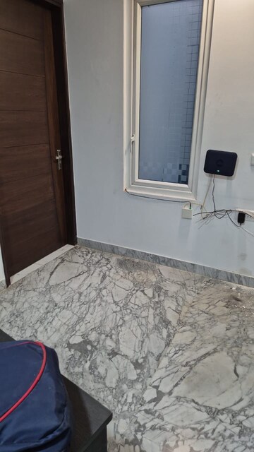 Room in 3 BHK Independent House at Defence Colony – for Rent