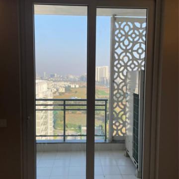 Room in 3 BHK Apartment at DLF The Ultima, Sector 81 – for Rent