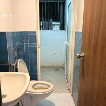Bathroom in 1 BHK Apartment at Lodha Amara Wing 40 And 41, Sandoz Baug – for Sale