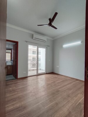 Room in 3 BHK Apartment at Central Park Flower Valley Aqua Front Towers, Sohna Sector 33 – for Rent