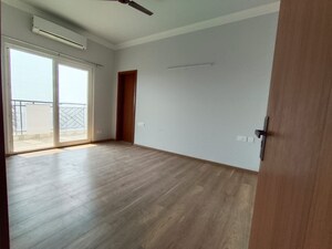 Room in 3 BHK Apartment at Central Park Flower Valley Aqua Front Towers, Sohna Sector 33 – for Rent