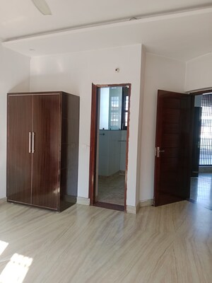 Room in 2.5 BHK Builder Floor at Sector 13 – for Rent