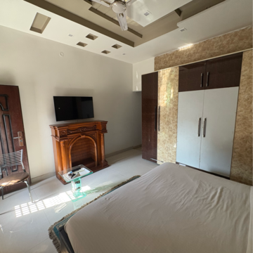 Bedroom in 5 BHK Penthouse at Sector 9a – for Rent