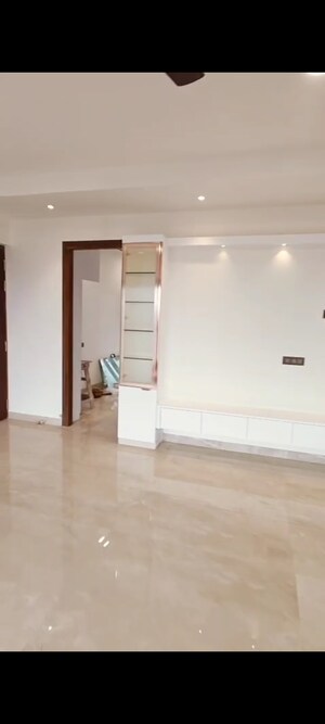 Room in 3 BHK Apartment at Surbhi CHS Andheri West, Andheri West – for Rent