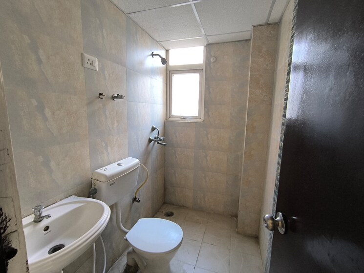 Bathroom, signature-the-serenas 2 Bedroom 724 Sq.Ft. Apartment In Sohna Sector 36 Gurgaon 9278313