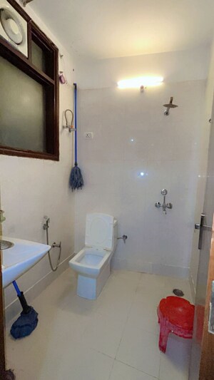 Bathroom in 1 BHK Builder Floor at Rajpur Road – for Rent