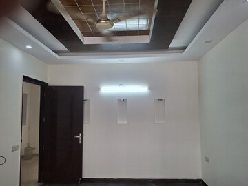 Building Lobby in 3 BHK Builder Floor at Sector 40 – for Rent