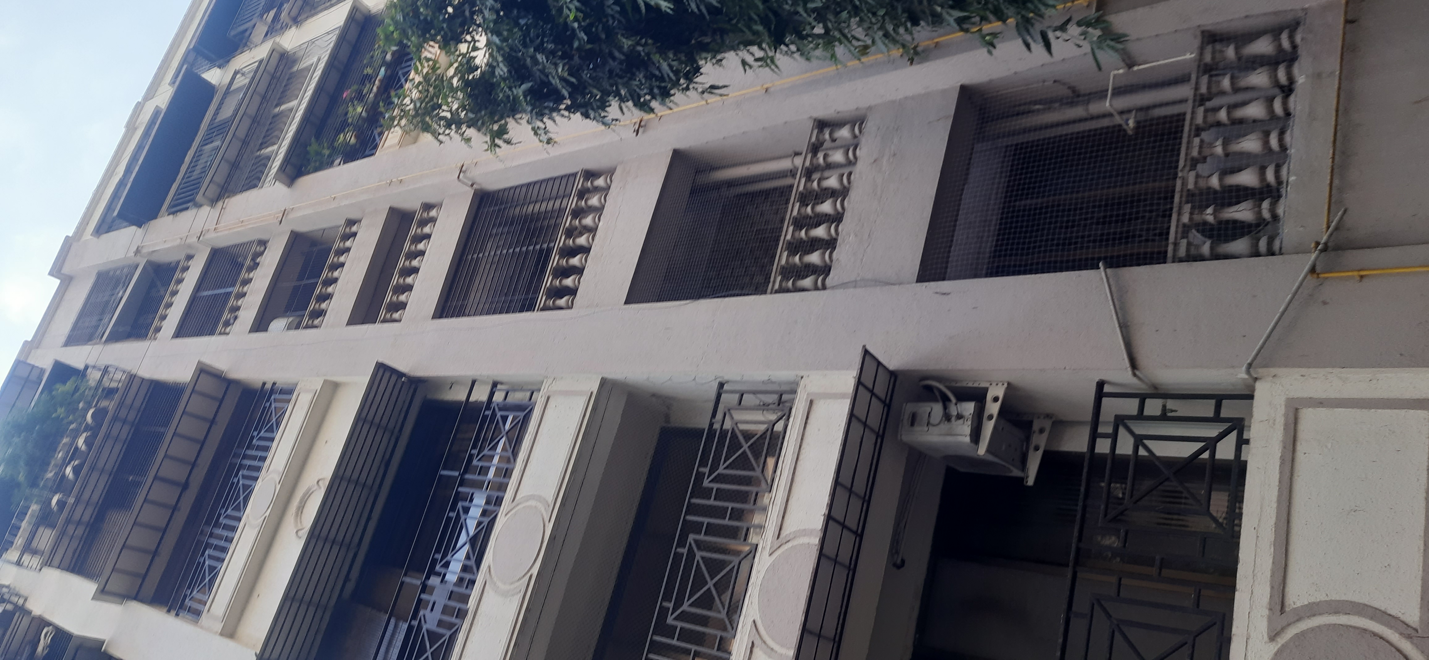 2 BHK + Servant Room Apartment For Rent in Khar West