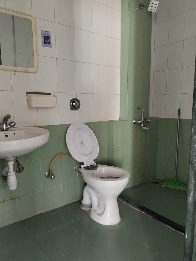 Bathroom, hiranandani-estate 2 Bedroom 680 Sq.Ft. Apartment In Ghodbunder Road Thane 9278814