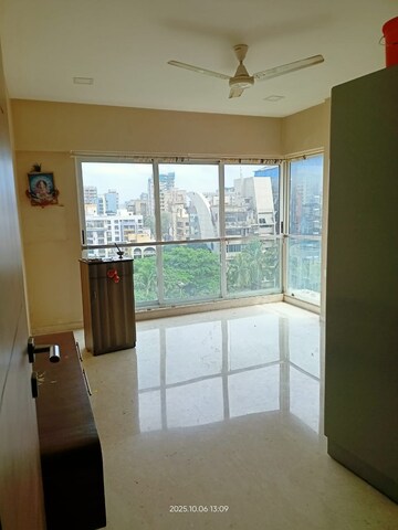Room in 3 BHK Apartment at Ekta Iris, Khar West – for Rent