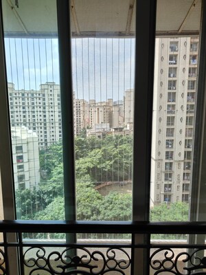Furnished Amenities in 2.5 BHK Apartment at Hiranandani Paloma, Ghodbunder Road – for Rent