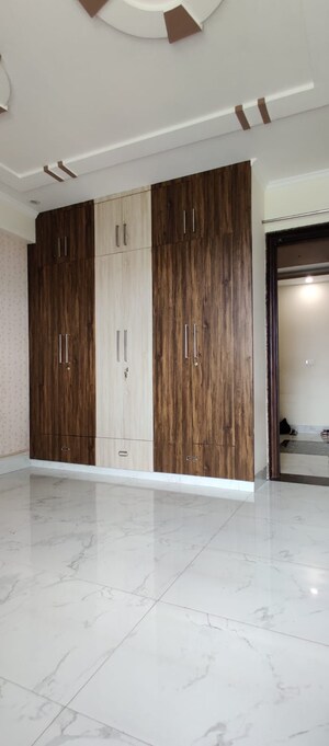 Room in 2.5 BHK Builder Floor at Sector 57 – for Rent