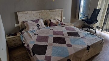 Room in 1 BHK Apartment at Paramount Golfforeste, Zeta I Greater Noida – for Rent