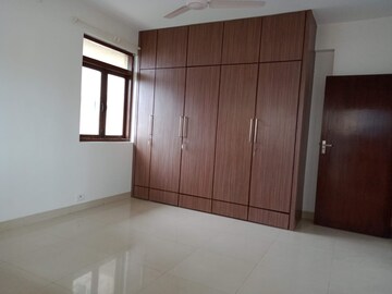 Room in 3 BHK Apartment at Balmoral Hall, Bandra West – for Rent