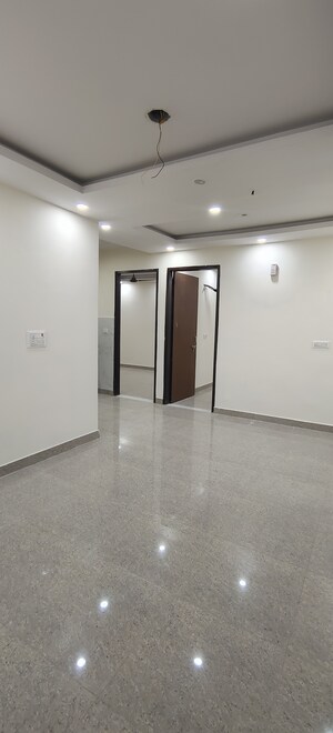 Room in 3 BHK Builder Floor at Dwarka Mor – for Rent