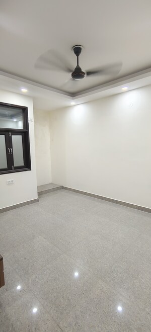 Room in 3 BHK Builder Floor at Dwarka Mor – for Rent