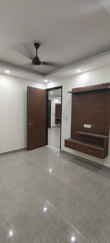 Room in 3 BHK Builder Floor at Dwarka Mor – for Rent