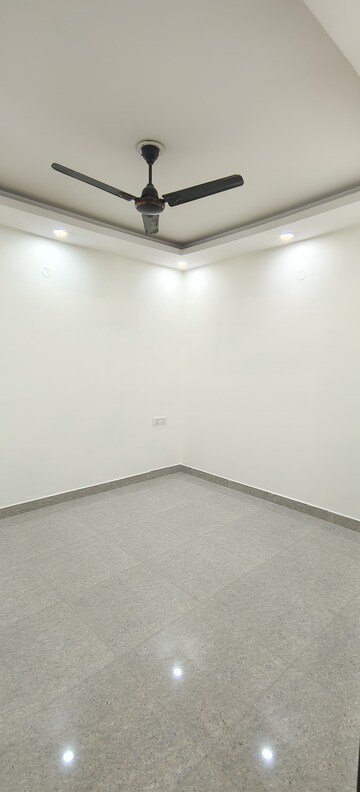 Room in 3 BHK Builder Floor at Dwarka Mor – for Rent