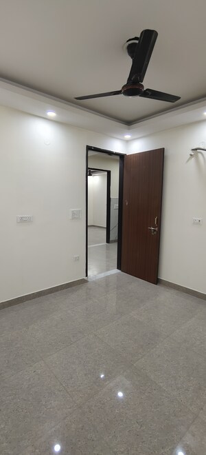 Room in 3 BHK Builder Floor at Dwarka Mor – for Rent