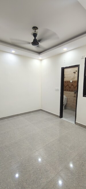 Room in 3 BHK Builder Floor at Dwarka Mor – for Rent