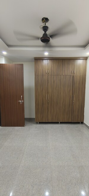 Room in 3 BHK Builder Floor at Dwarka Mor – for Rent