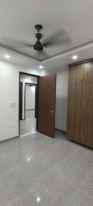 Room in 3 BHK Builder Floor at Dwarka Mor – for Rent