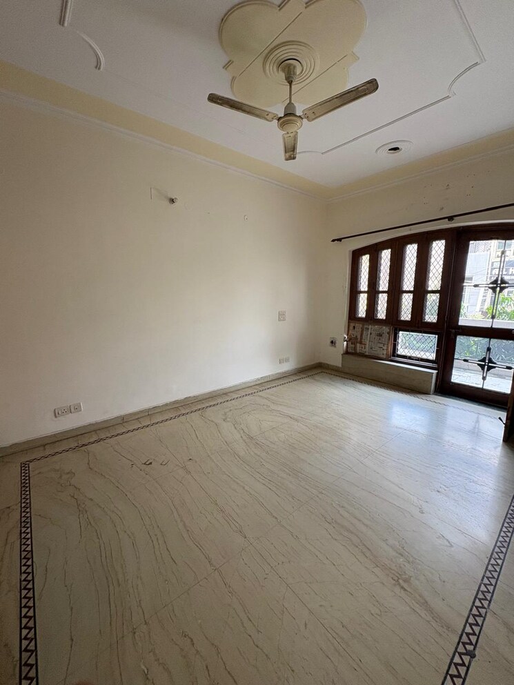 Room, nda-rail-vihar 3 Bedroom 250 Sq.Mt. Apartment In Sector 33 Noida 9278929