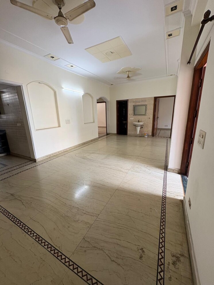 Room, nda-rail-vihar 3 Bedroom 250 Sq.Mt. Apartment In Sector 33 Noida 9278929